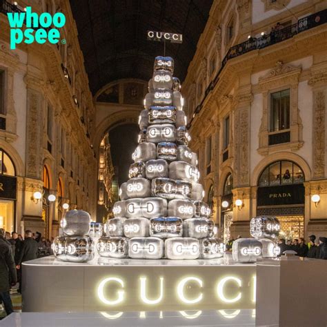 Natale 2023: albero Gucci a Milano, Valentino a Londra 